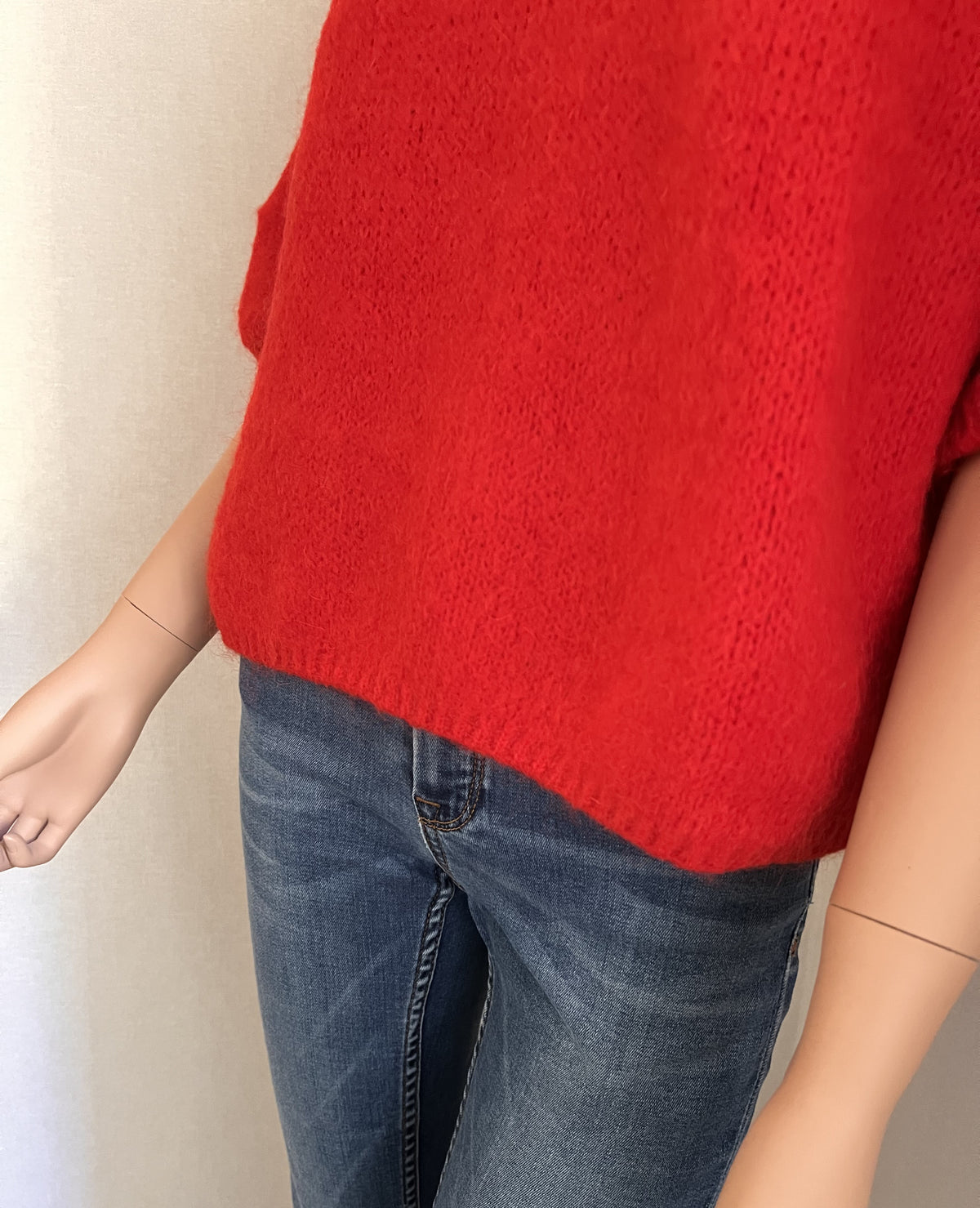 Pull Rémi rouge en mohair – détail du bas finition bord côte | Coka Collection