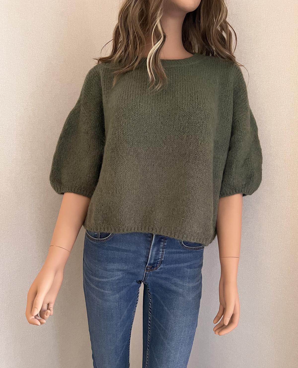 Pull Rémi kaki en mohair – vue de face, encolure ronde | Coka Collection