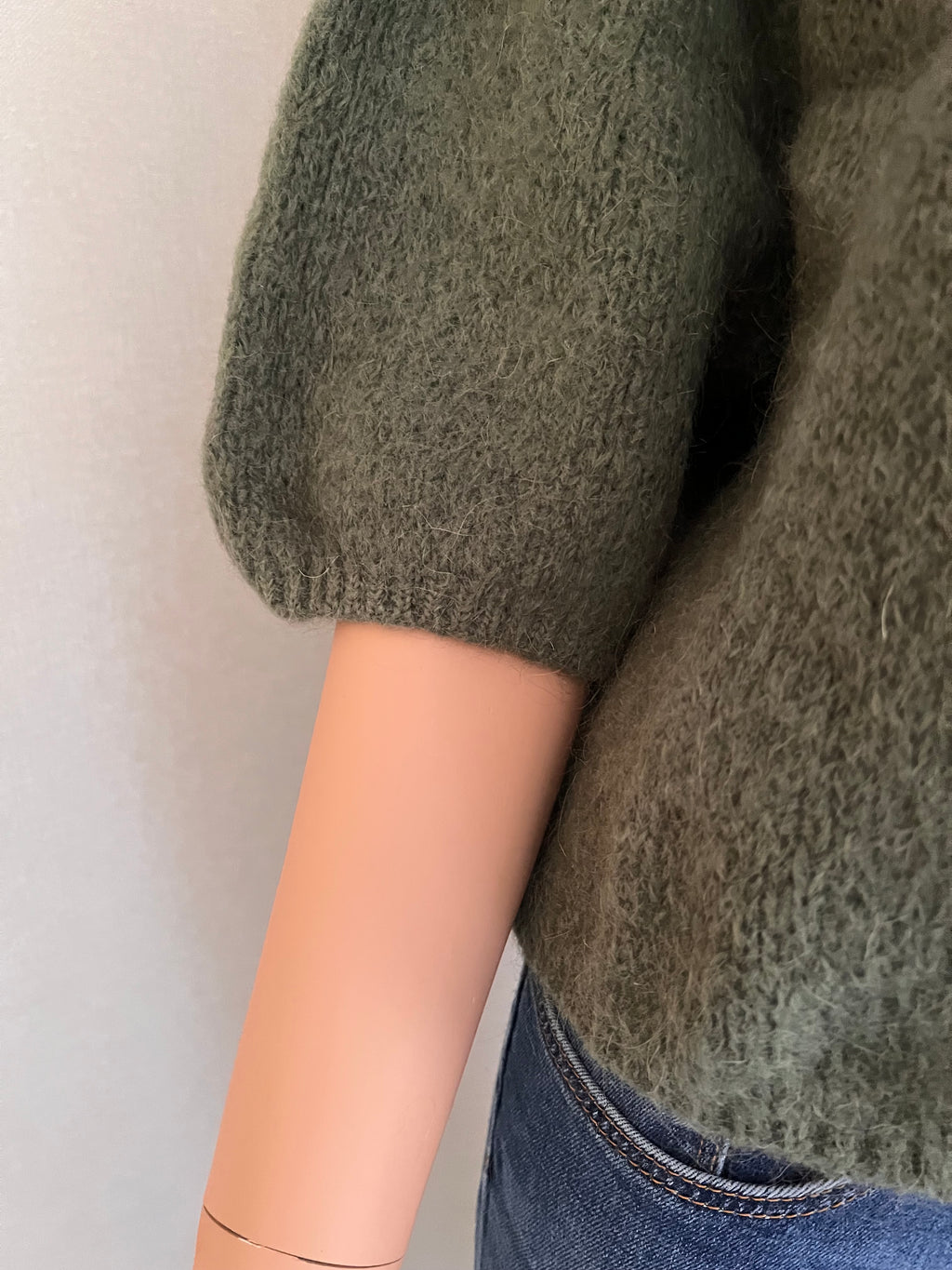 Pull Rémi kaki en mohair – détail des manches courtes ballon | Coka Collection