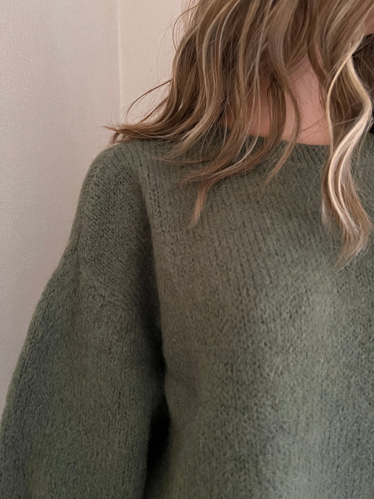 Pull Rémi kaki en mohair – détail de la maille | Coka Collection