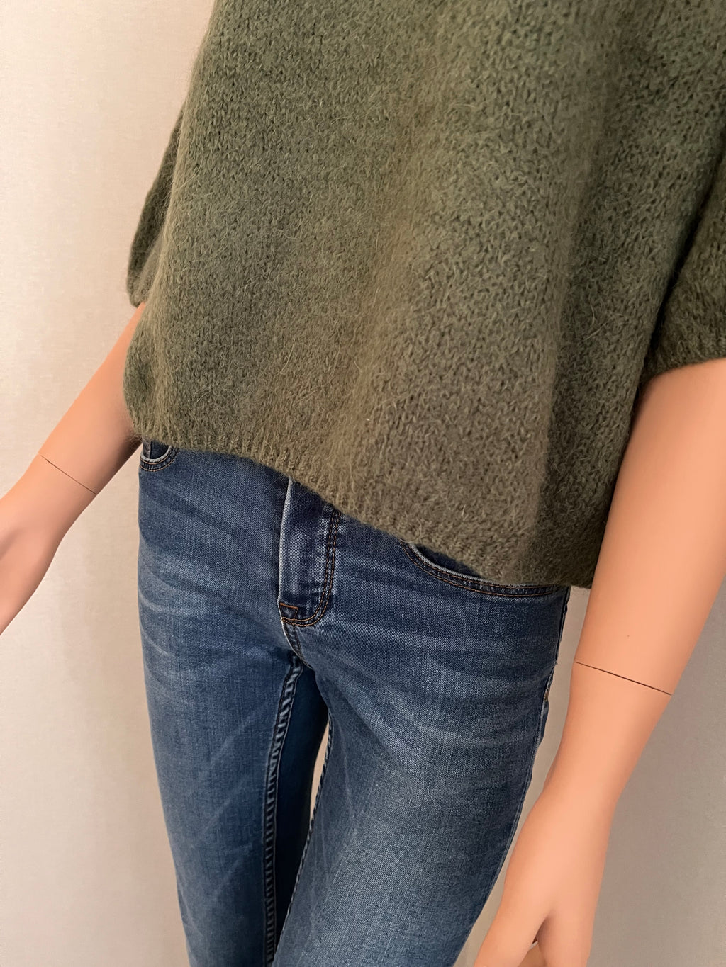 Pull Rémi kaki en mohair – détail du bas finition bord côte | Coka Collection