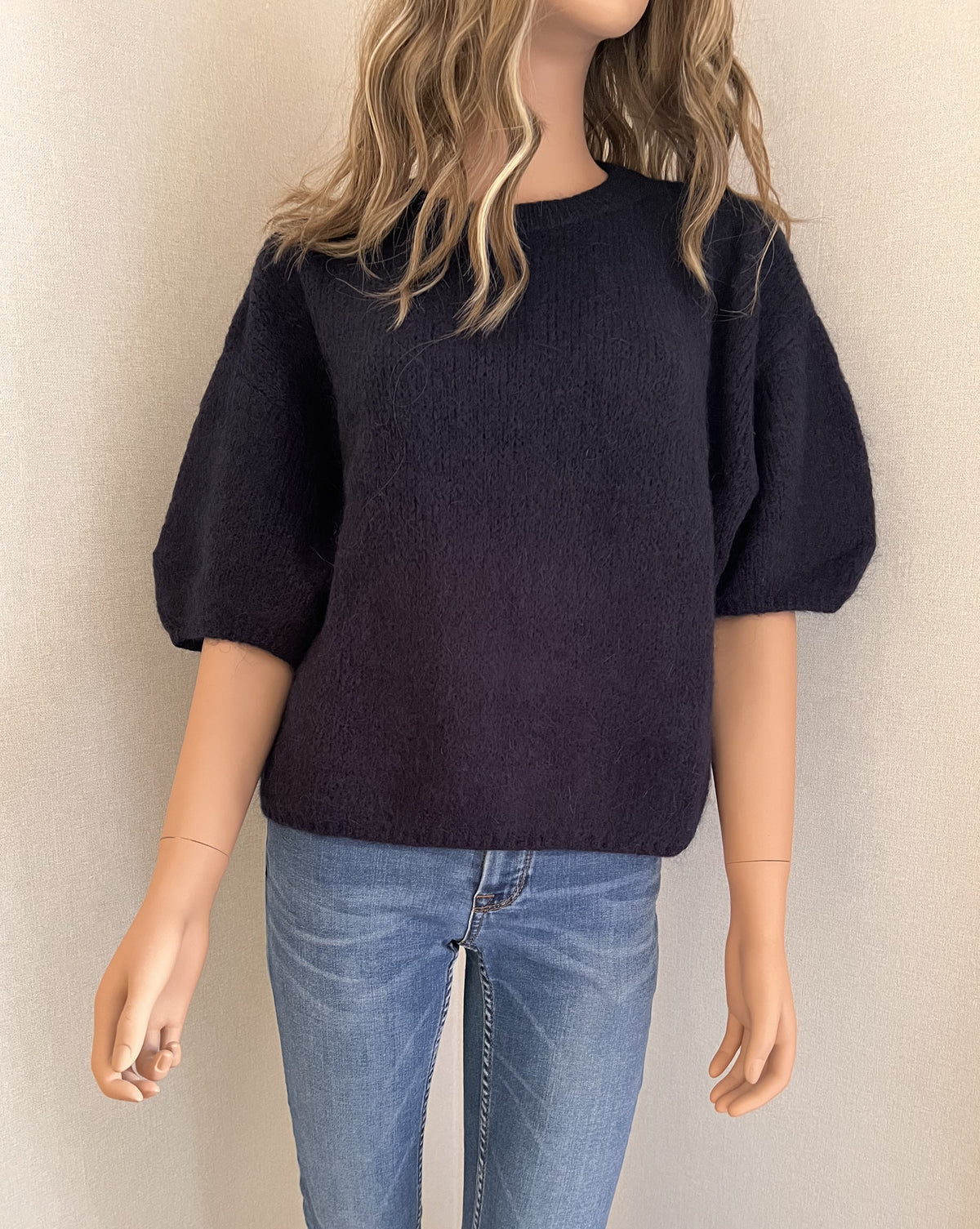 Pull Rémi marine en mohair – vue de face, encolure ronde | Coka Collection