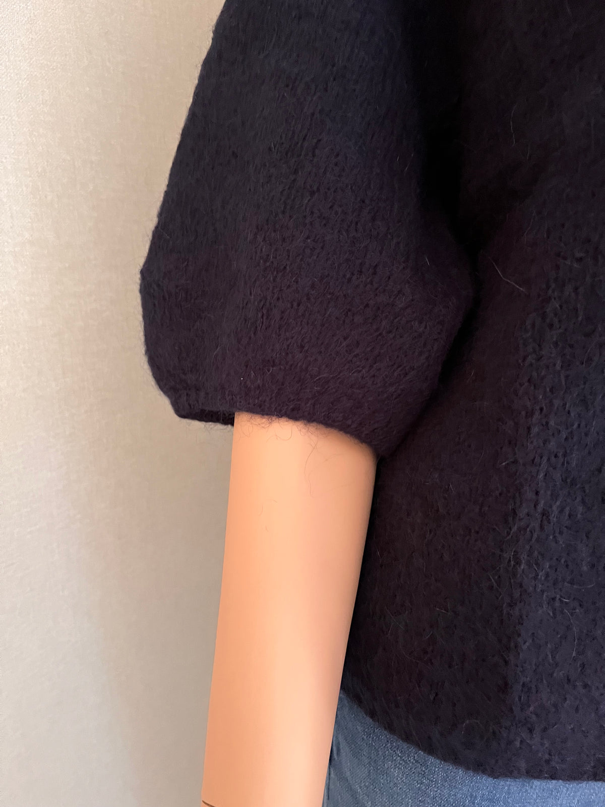 Pull Rémi marine en mohair – détail des manches courtes ballon | Coka Collection