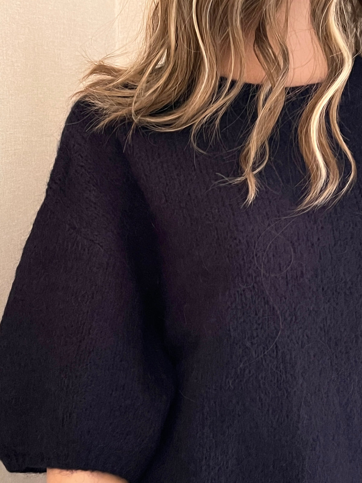 Pull Rémi marine en mohair – détail de la maille | Coka Collection