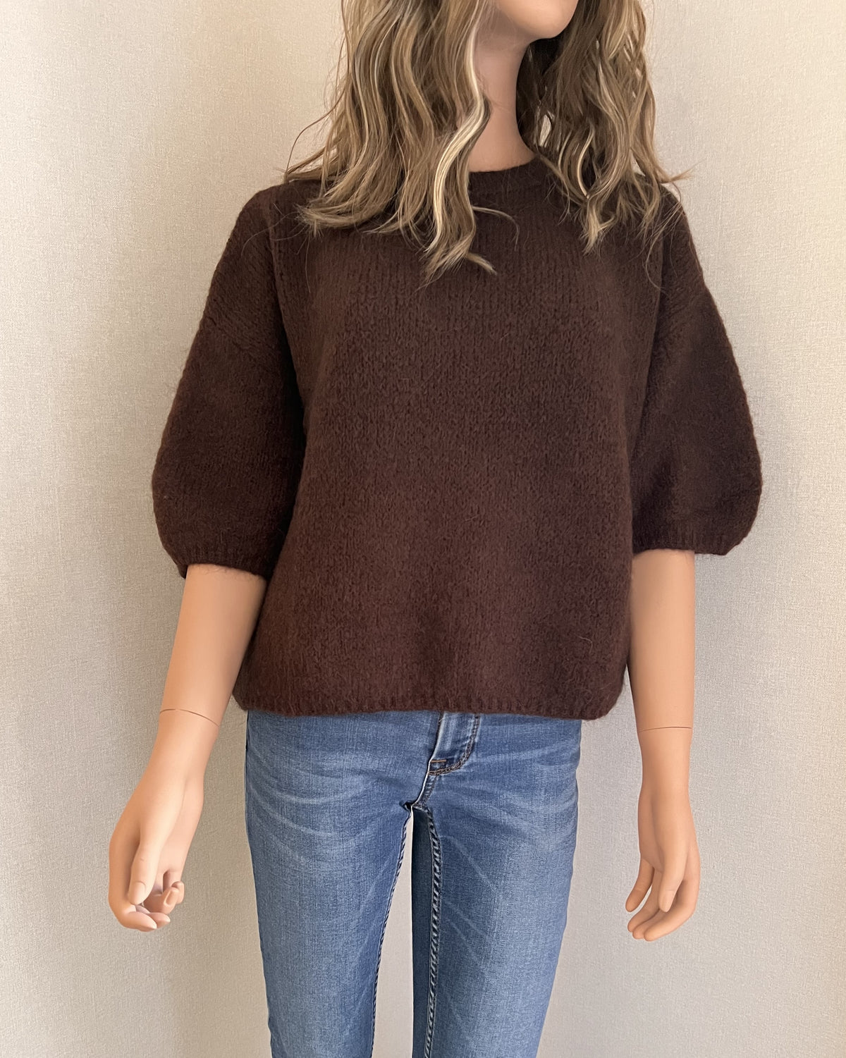 Pull Rémi marron en mohair – vue de face, encolure ronde | Coka Collection