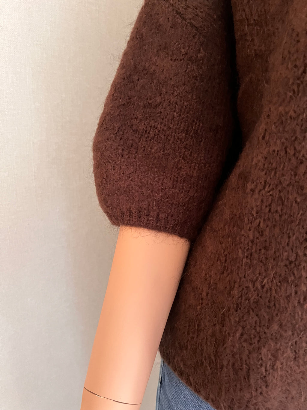 Pull Rémi marron en mohair – détail des manches courtes ballon | Coka Collection