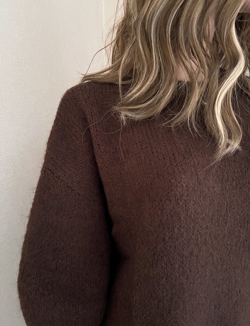 Pull Rémi marron en mohair – détail de la maille | Coka Collection