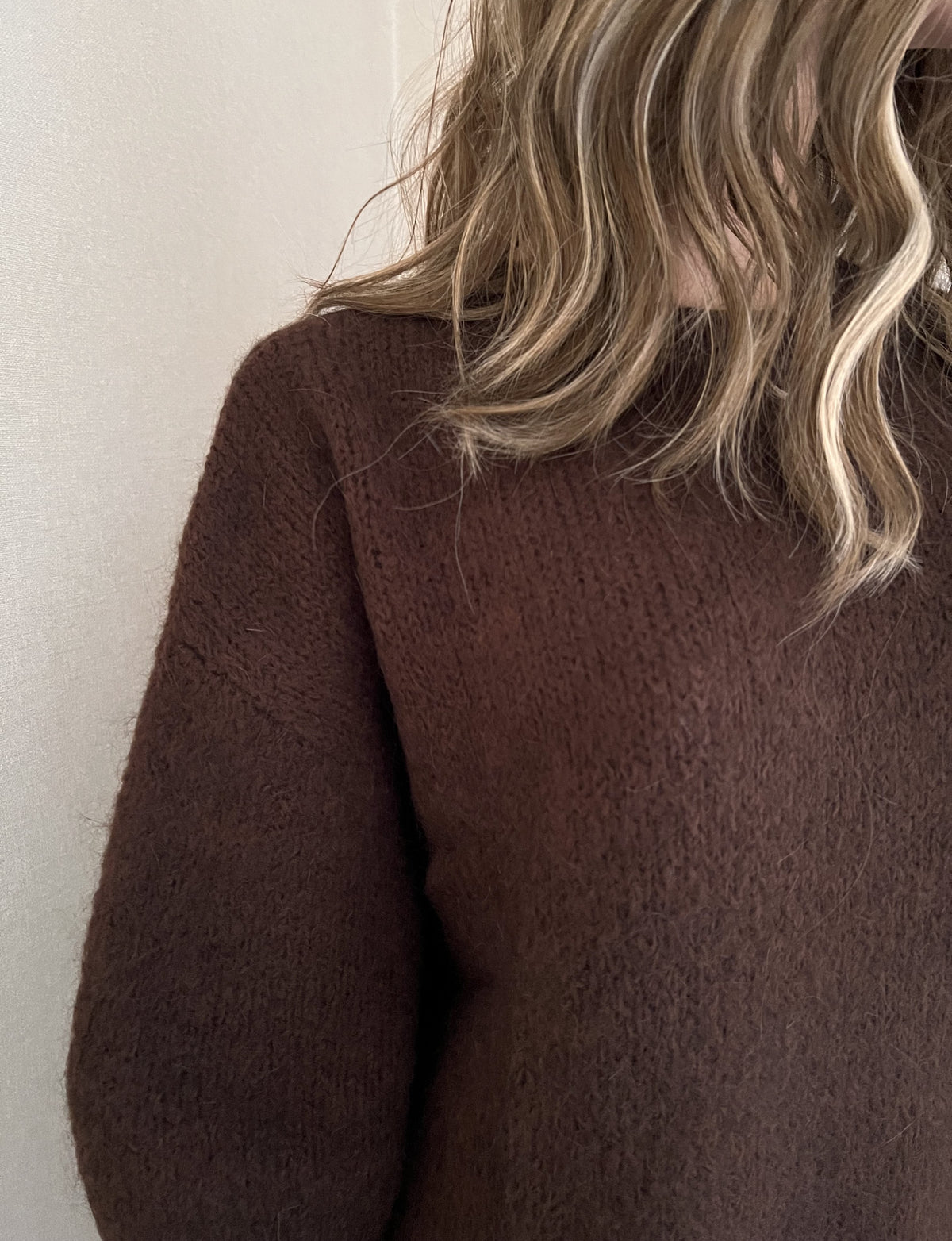 Pull Rémi marron en mohair – détail de la maille | Coka Collection