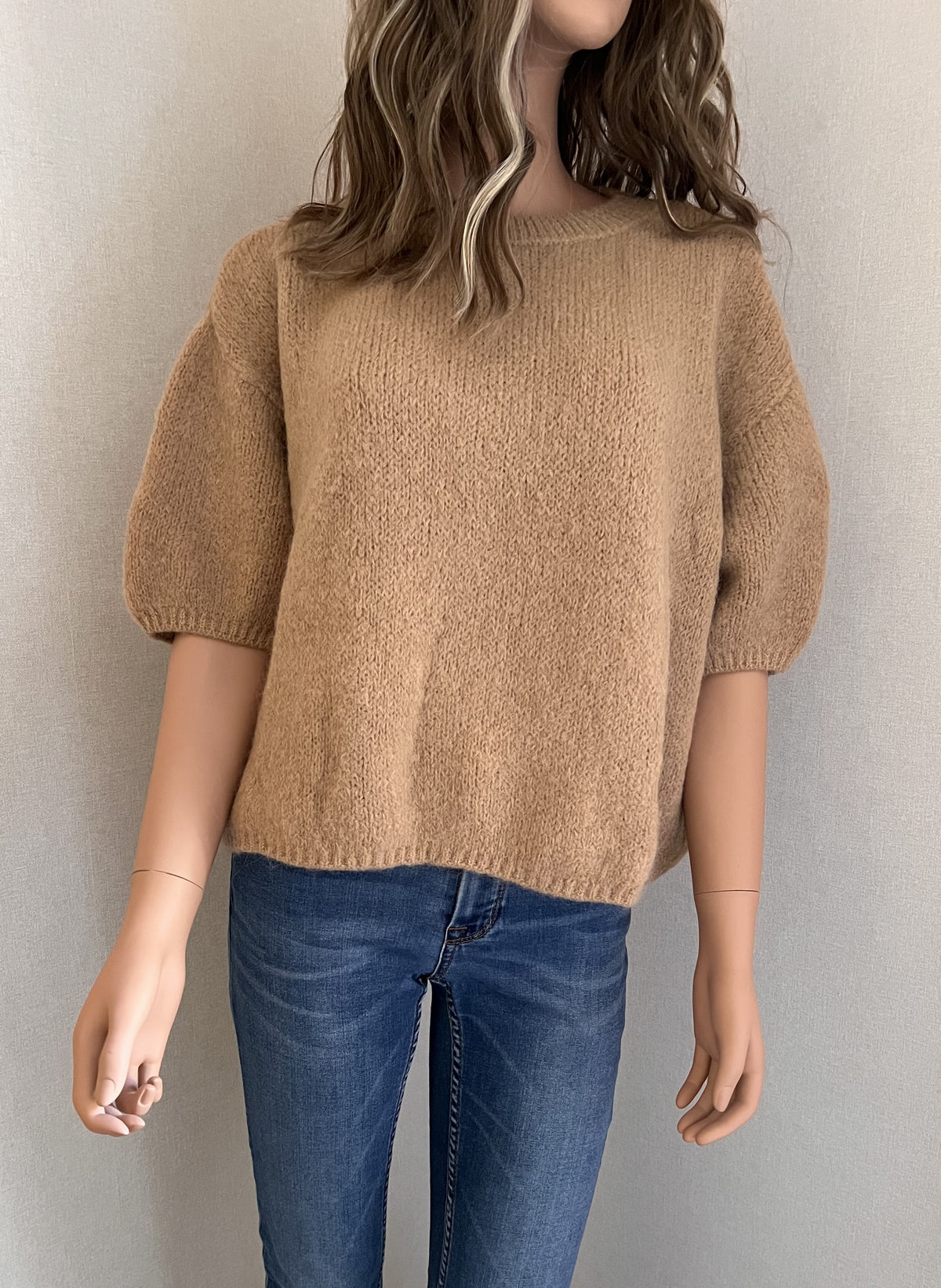 Pull Rémi beige sable en mohair – vue de face, encolure ronde | Coka Collection