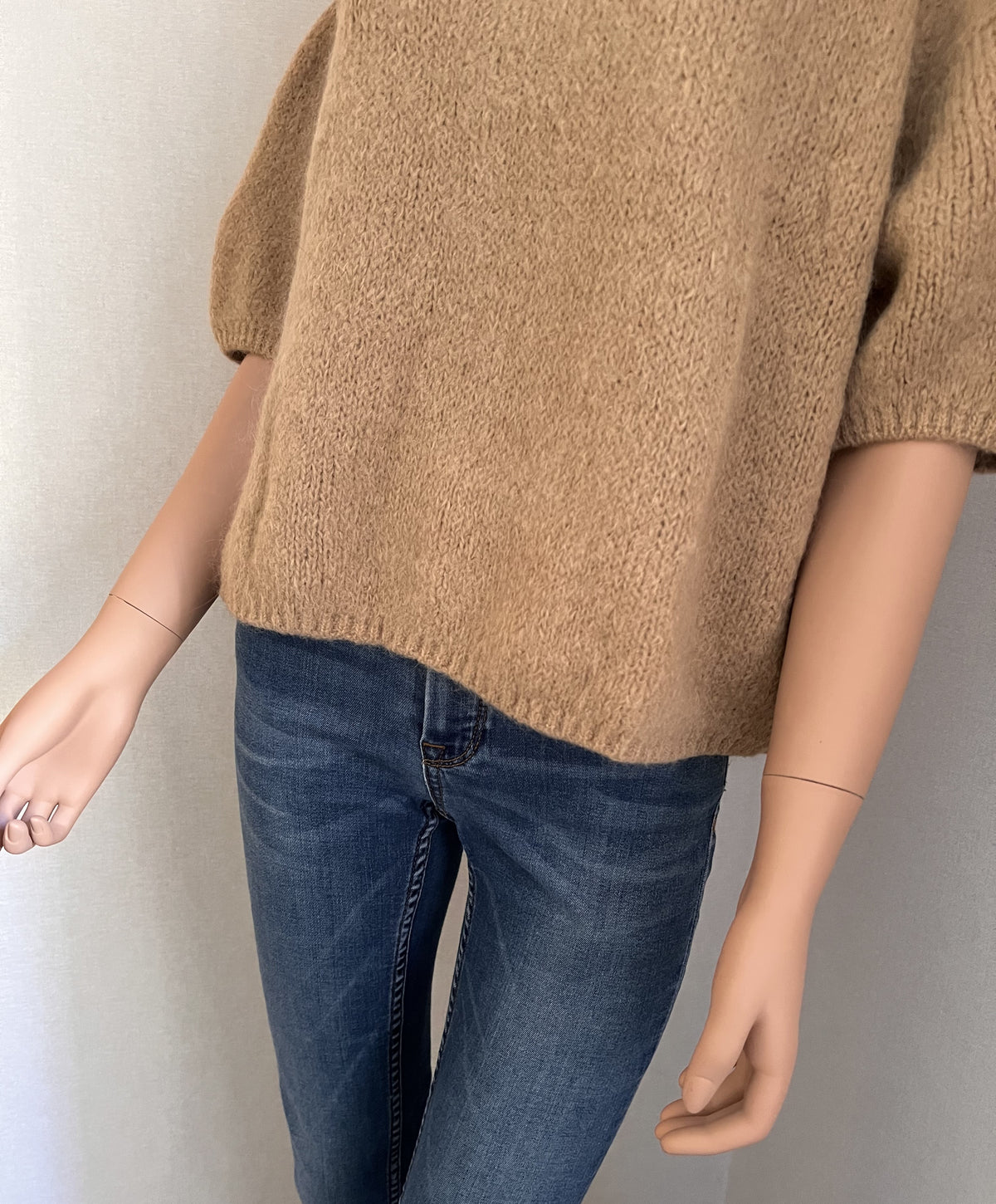Pull Rémi beige sable en mohair – détail finition bord côte | Coka Collection