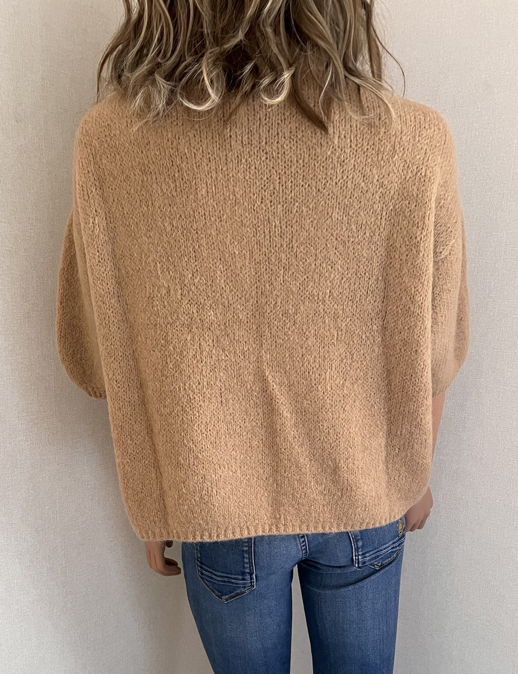 Pull Rémi beige sable en mohair – vue de dos, coupe souple et ample | Coka Collection