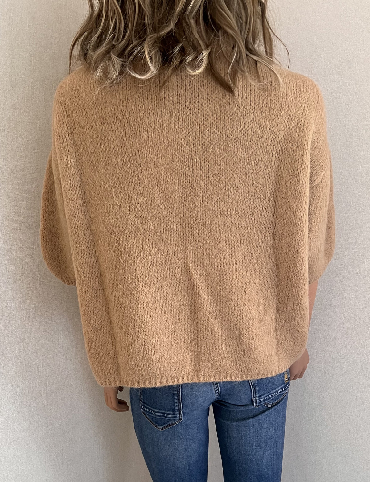 Pull Rémi beige sable en mohair – vue de dos, coupe souple et ample | Coka Collection