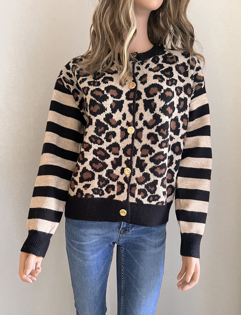 Gilet Léon léopard et rayures noir beige – vue de face, fermeture par boutons dorés | Coka Collection