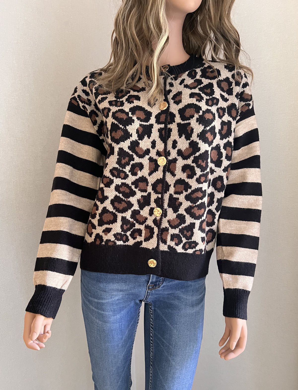 Gilet Léon léopard et rayures noir beige – vue de face, fermeture par boutons dorés | Coka Collection
