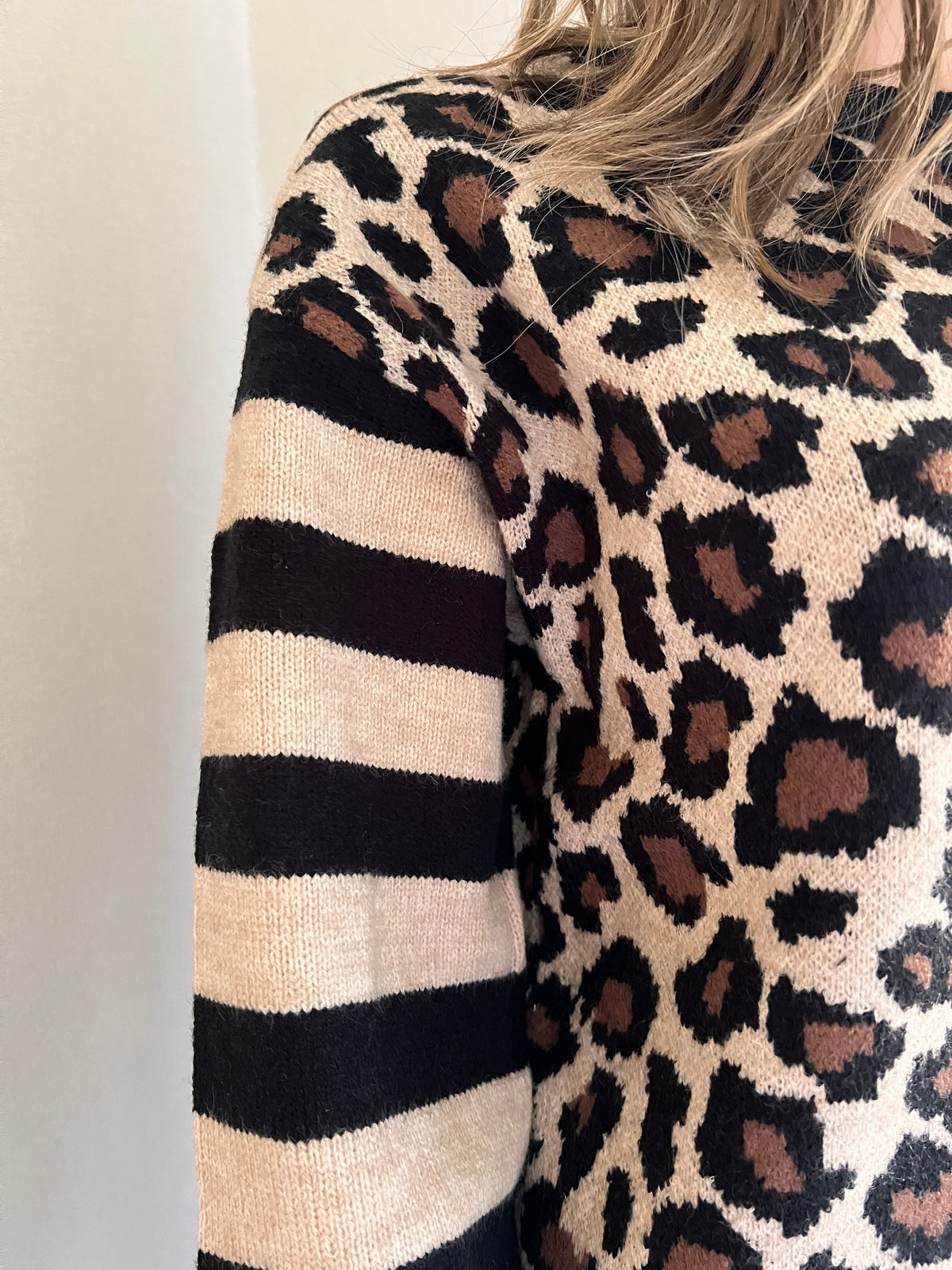 Gilet Léon léopard et rayures noir beige – vue de trois quarts, coupe droite | Coka Collection