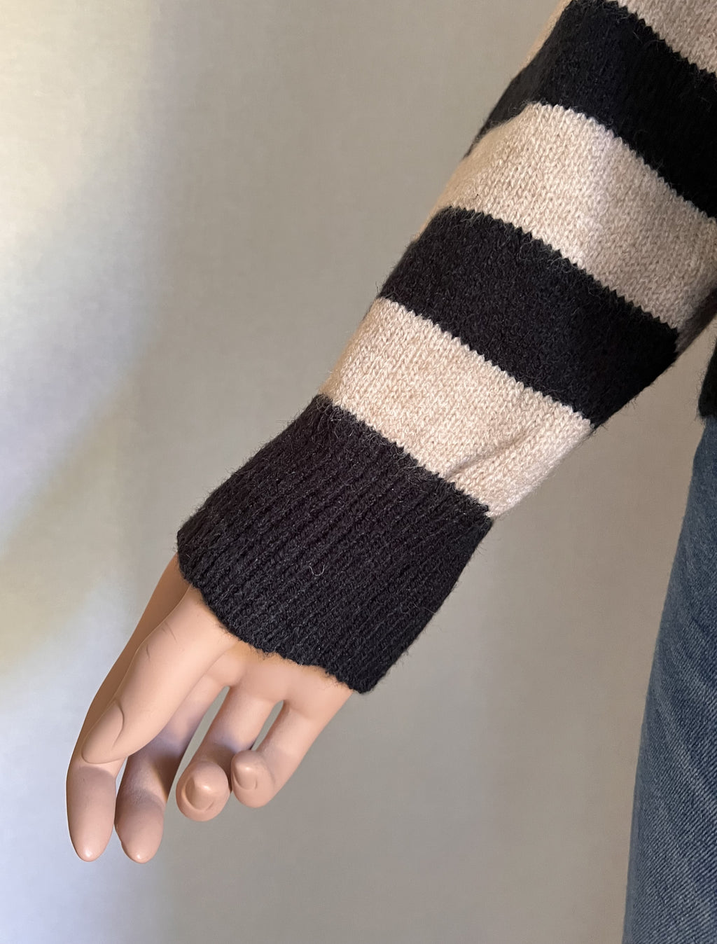  Gilet Léon léopard et rayures noir beige – détail des manches rayées et des poignets côtelés | Coka Collection