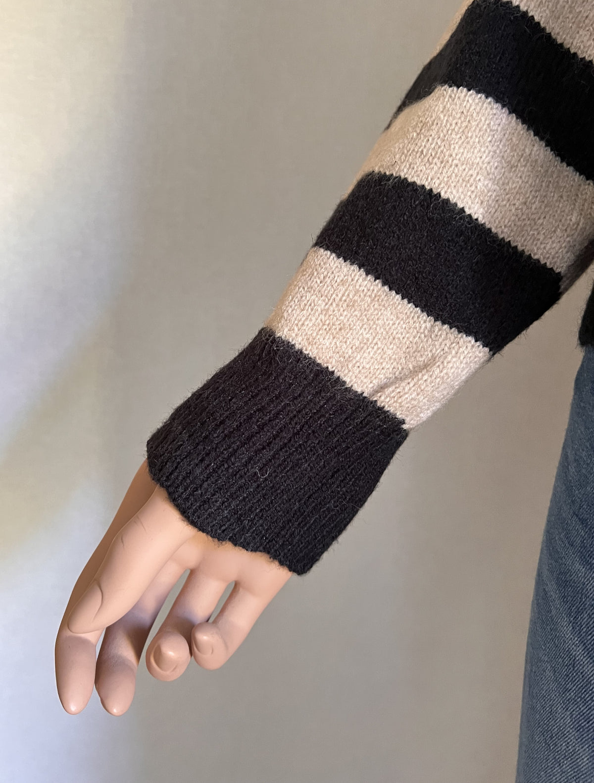  Gilet Léon léopard et rayures noir beige – détail des manches rayées et des poignets côtelés | Coka Collection