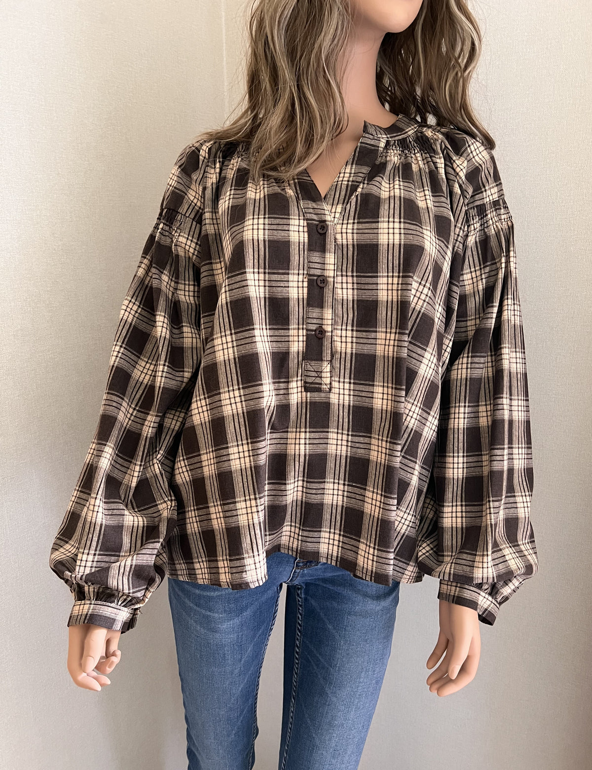 Blouse Fanny oversize carreaux beige marron – vue de face, portée avec un jean | Coka Collection