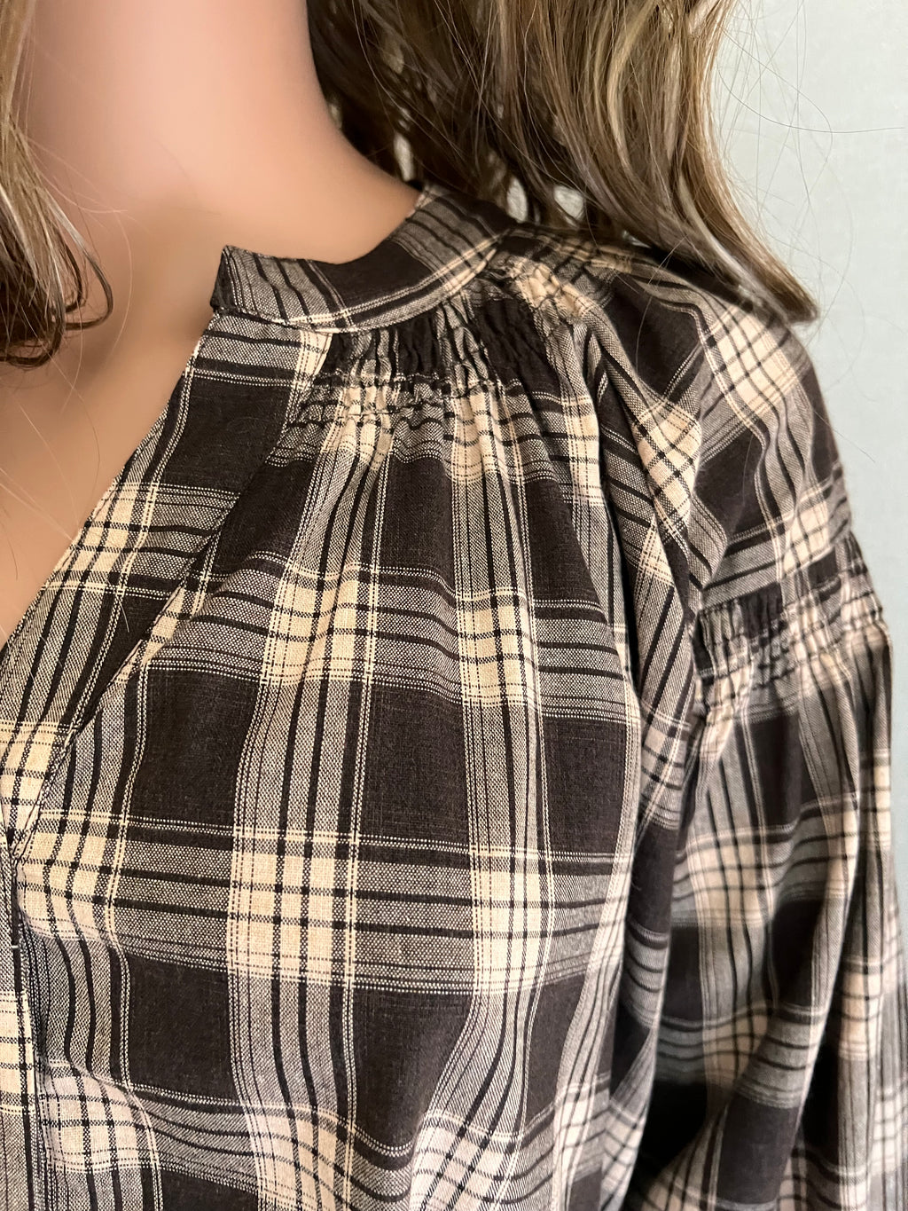  Blouse Fanny oversize carreaux beige marron – détail des fronces à l’encolure et à l’épaule | Coka Collection