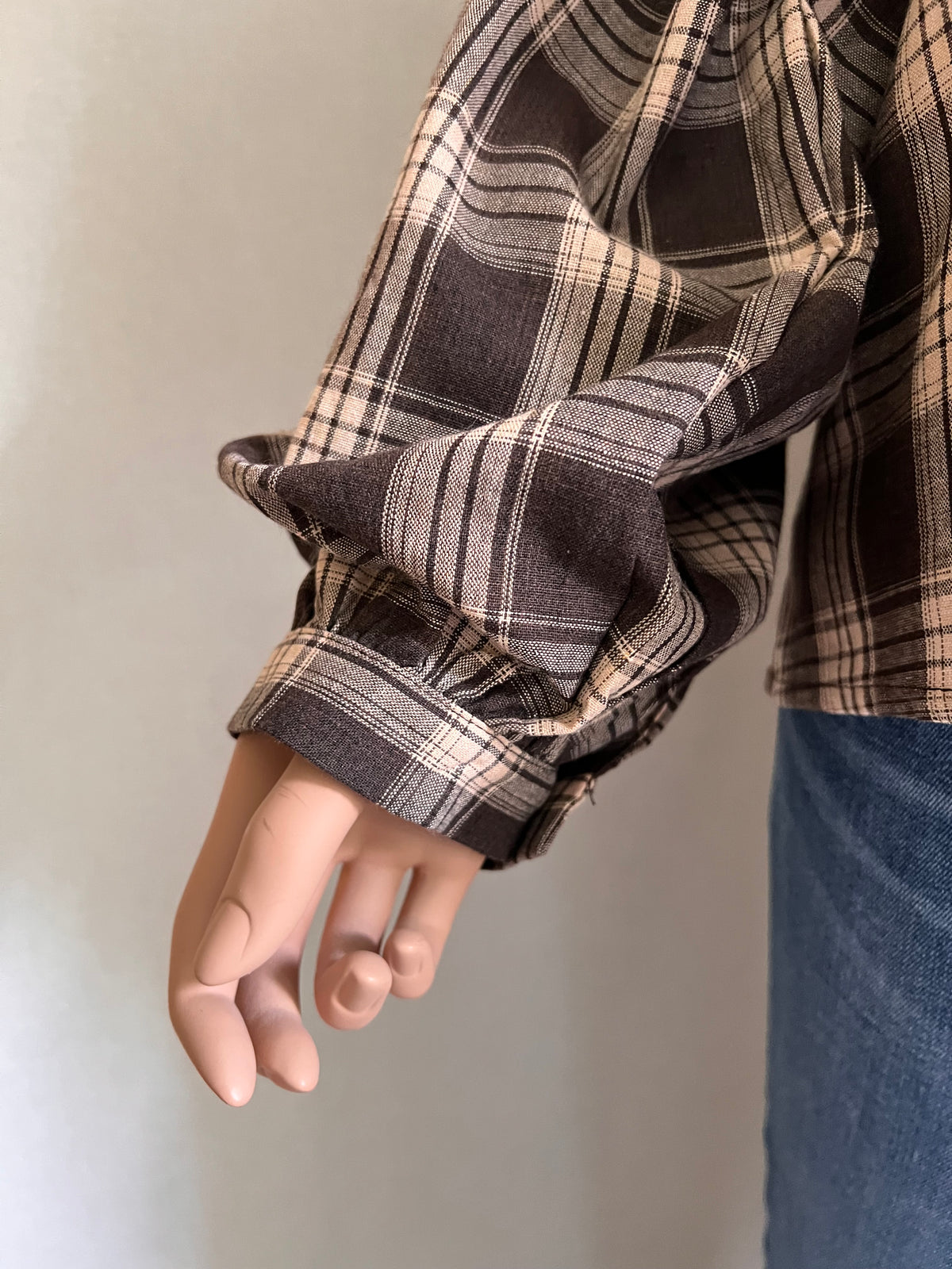  Blouse Fanny oversize carreaux beige marron – détail de la manche ample et du poignet boutonné | Coka Collection