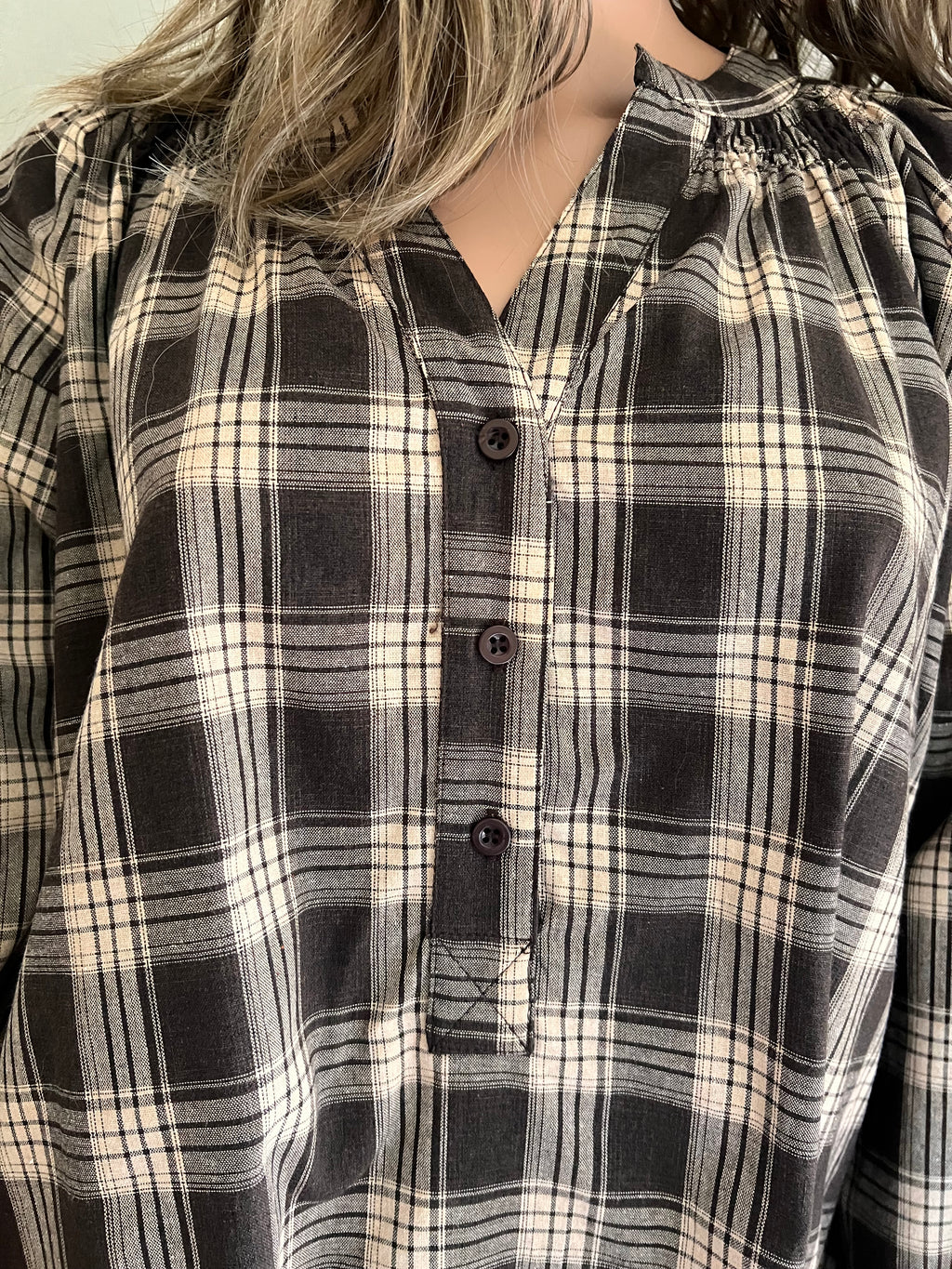 Blouse Fanny oversize carreaux beige marron – détail du col V et de la patte à trois boutons | Coka Collection