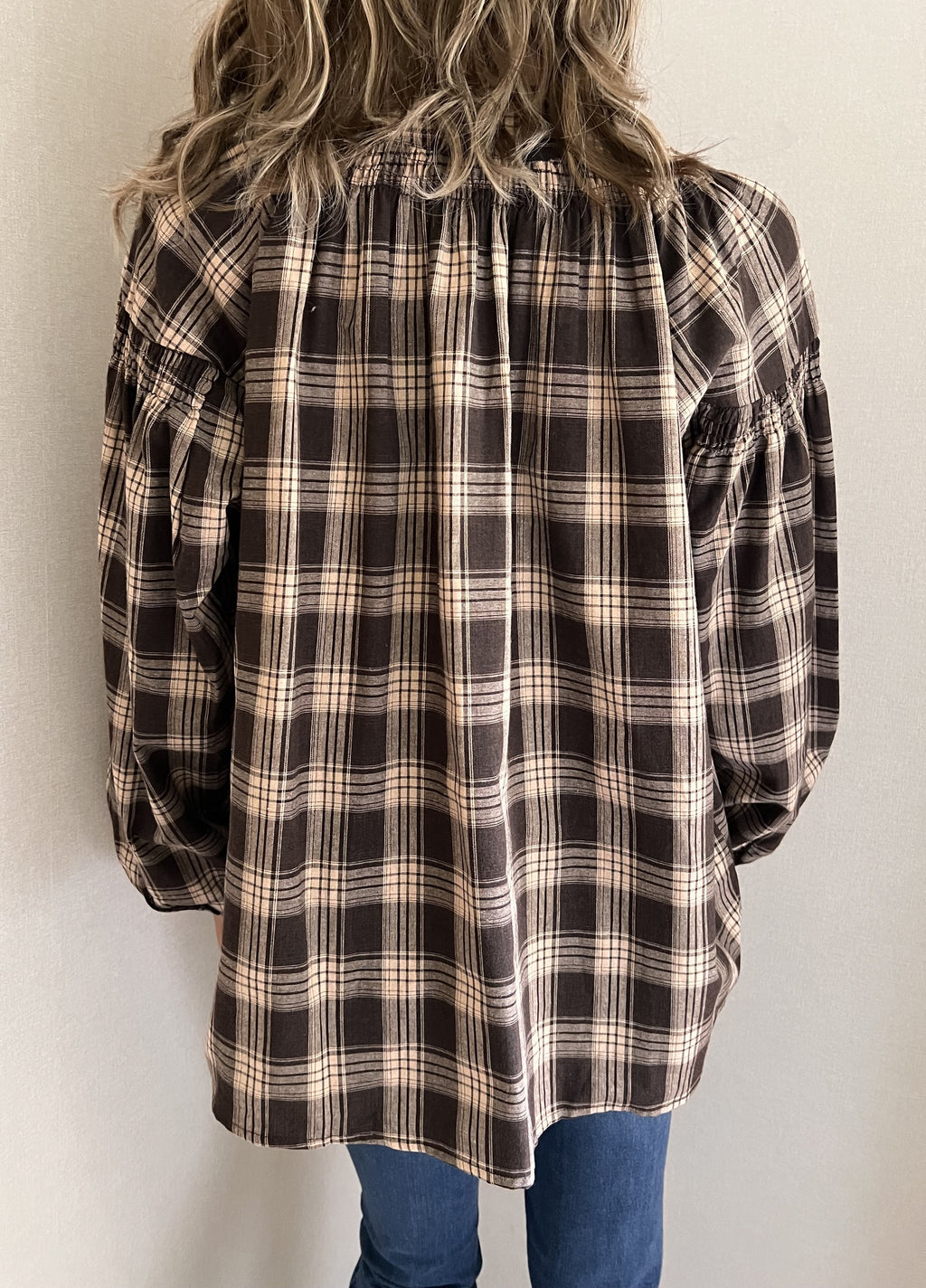 Blouse Fanny oversize carreaux beige marron – vue de dos, coupe ample et bas arrondi | Coka Collection