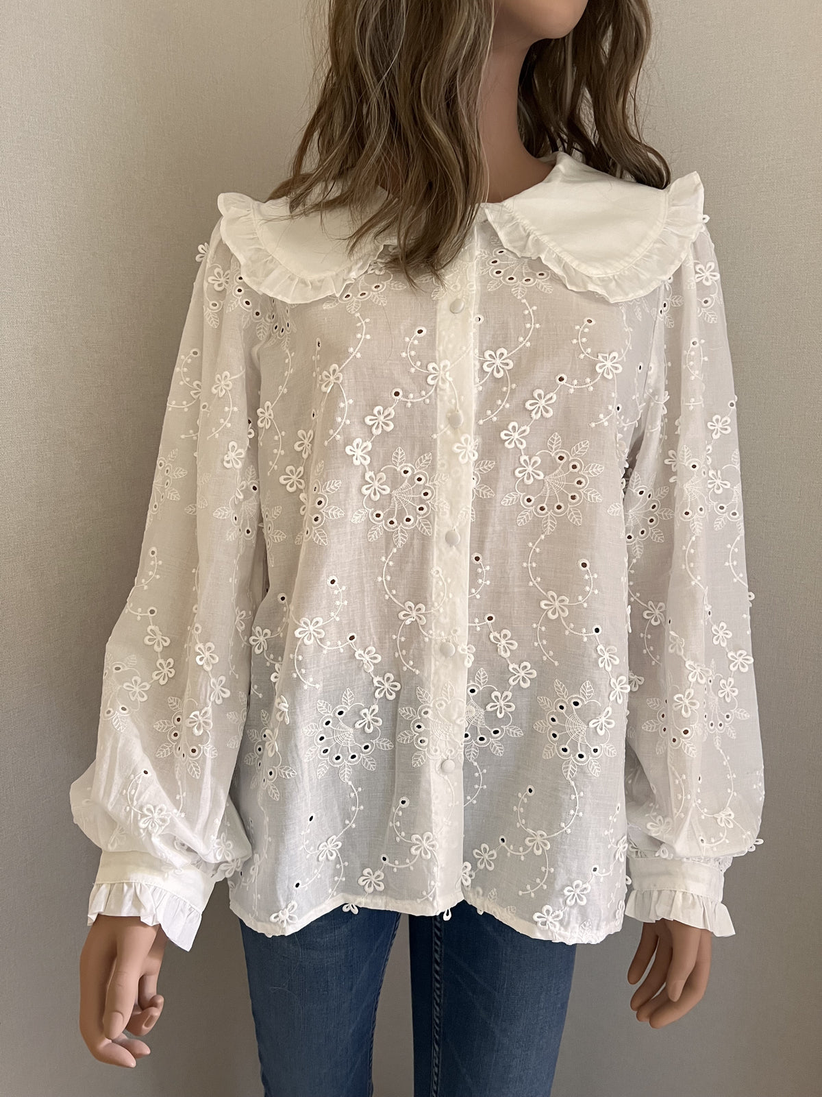 Chemise Katy blanche brodée à col Claudine – vue de face, portée avec un jean | Coka Collection