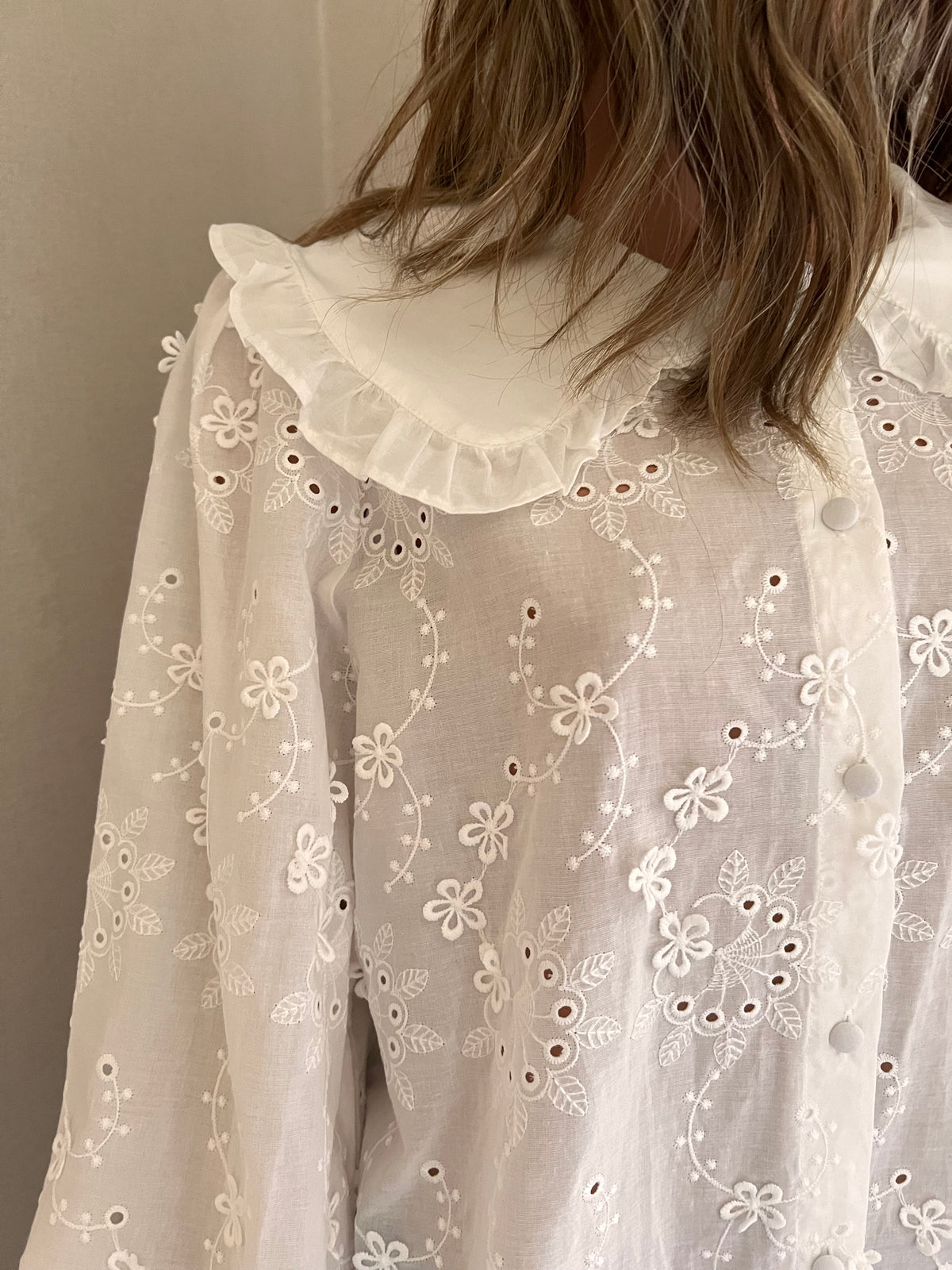Chemise Katy blanche brodée à col Claudine – détail du col volanté et des broderies florales ajourées | Coka Collection
