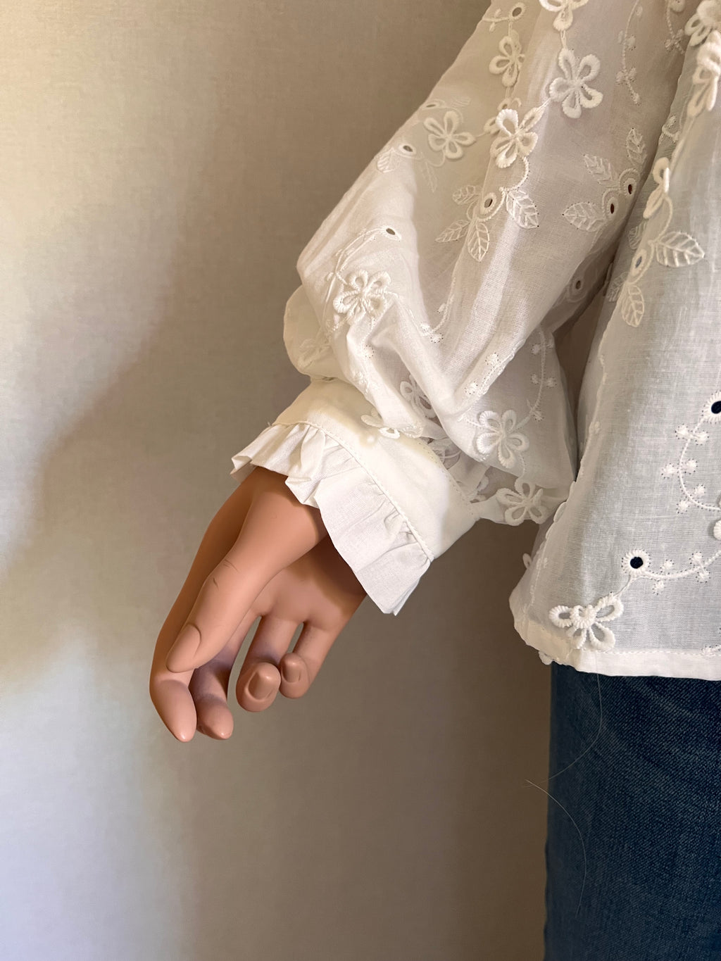 Chemise Katy blanche brodée à col Claudine – détail de la manche brodée et du poignet volanté | Coka Collection