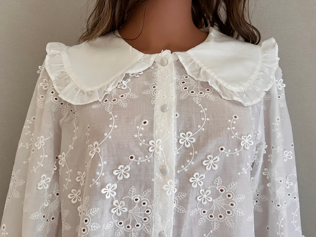 Chemise Katy blanche brodée à col Claudine – gros plan de face sur le grand col et les boutons blancs | Coka Collection