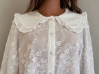  Chemise Katy blanche brodée à col Claudine – gros plan de face sur le grand col et les boutons blancs | Coka Collection