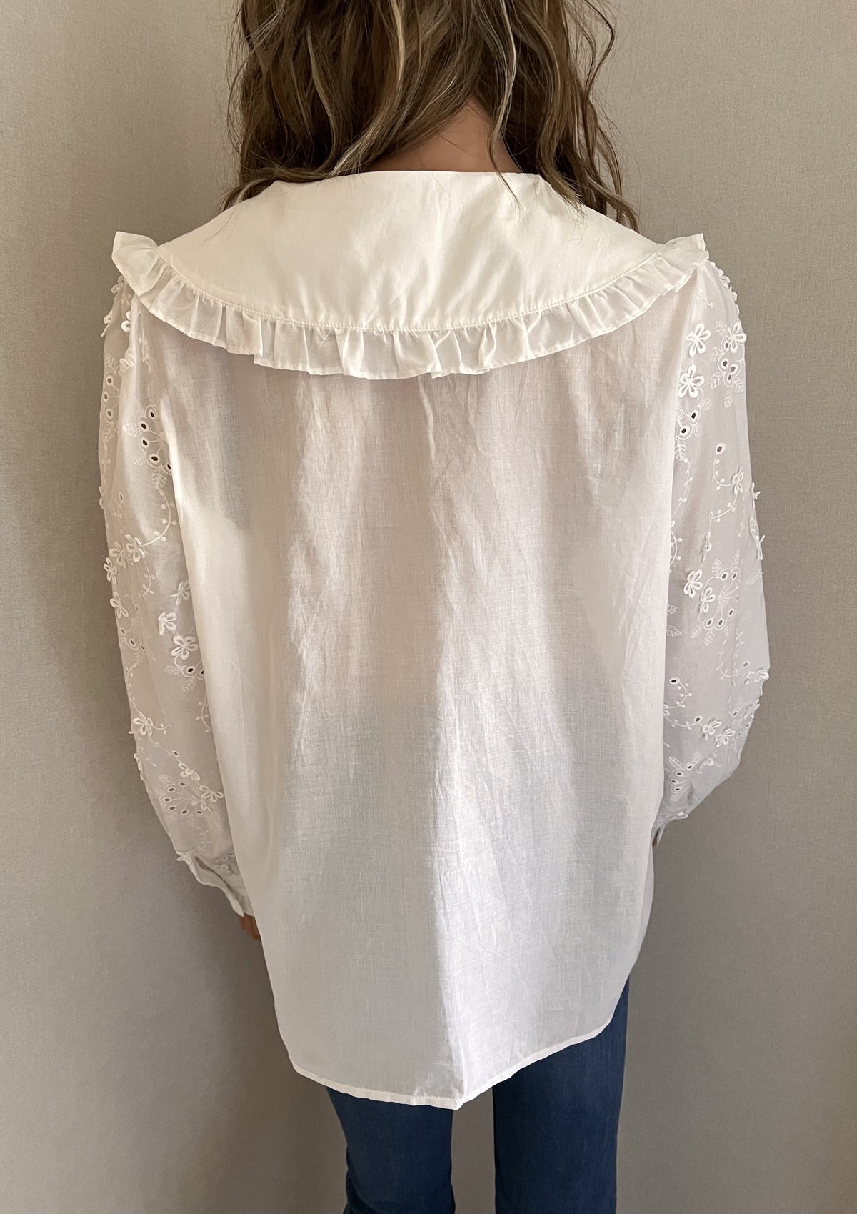  Chemise Katy blanche brodée à col Claudine – vue de dos, dos uni et grand col volanté | Coka Collection