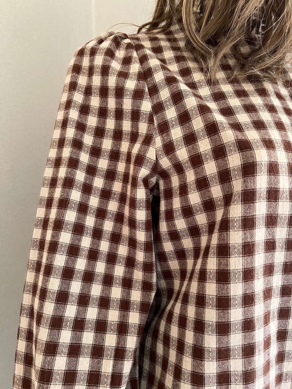  Chemise Amalya vichy marron écru In April 1986 – détail des carreaux et de l’épaule froncée | Coka Collection