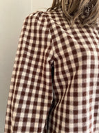  Chemise Amalya vichy marron écru In April 1986 – détail des carreaux et de l’épaule froncée | Coka Collection