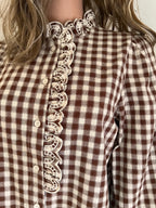  Chemise Amalya vichy marron écru In April 1986 – détail du col volanté et de la broderie écrue devant | Coka Collection