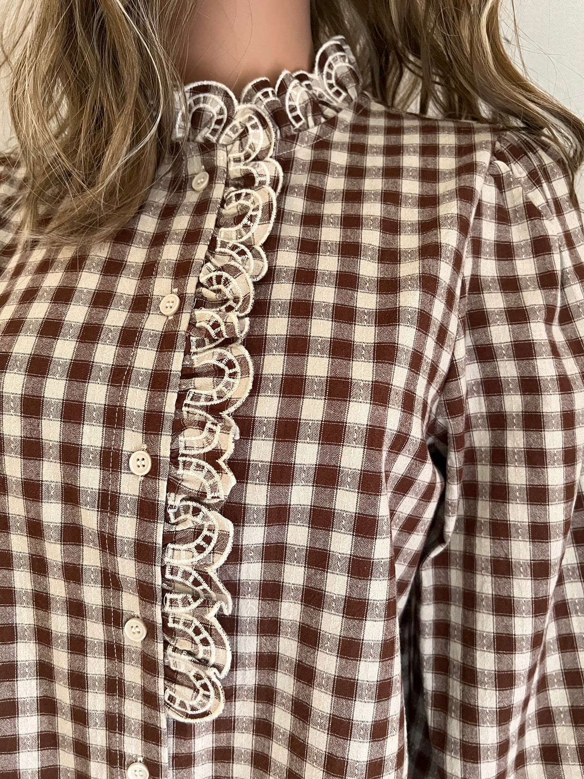  Chemise Amalya vichy marron écru In April 1986 – détail du col volanté et de la broderie écrue devant | Coka Collection