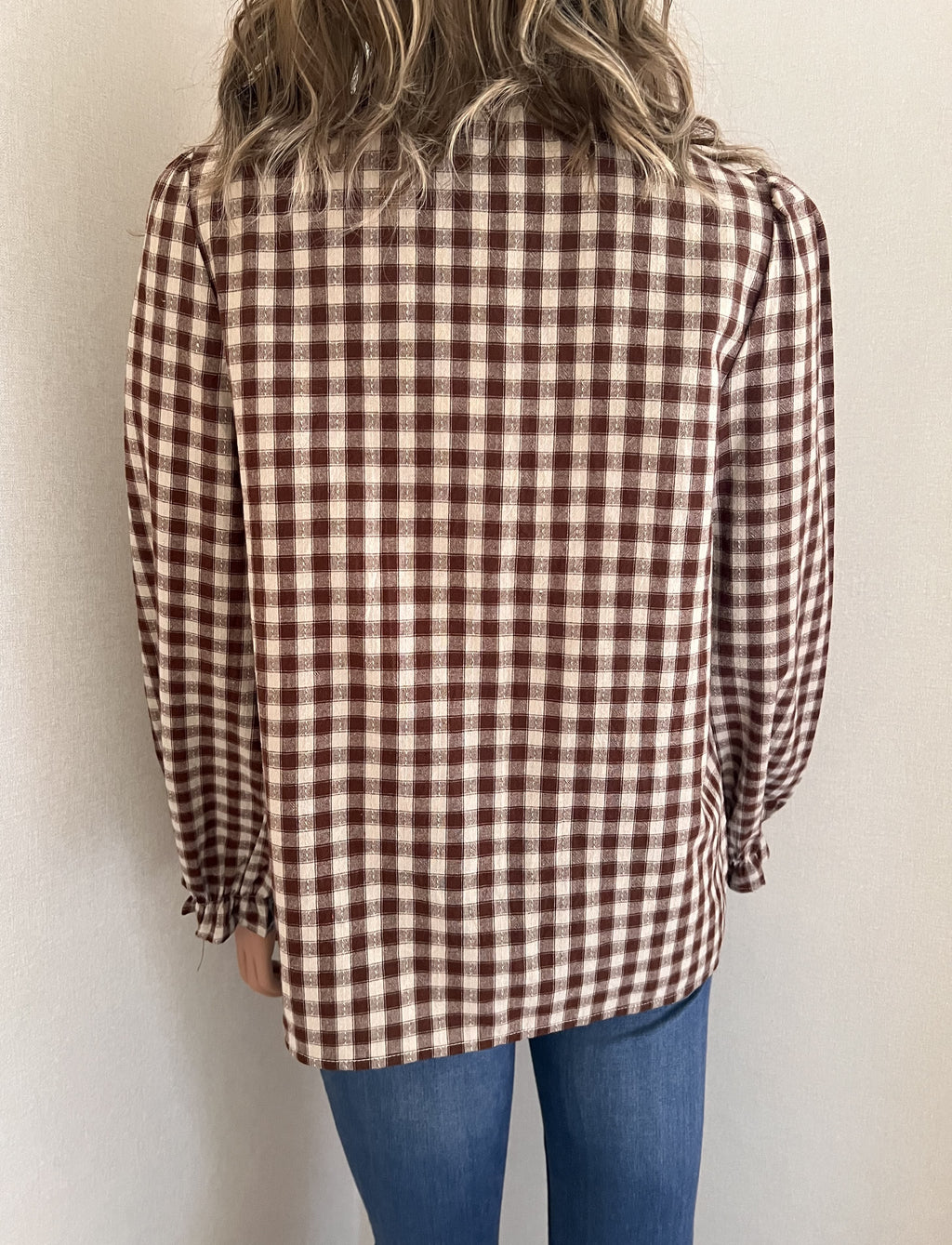 Chemise Amalya vichy marron écru In April 1986 – vue de dos, portée sur un jean | Coka Collection