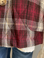 Gilet Victor, détail du tissu à carreaux, des fils dorés et des surpiqûres en losanges | Coka Collection