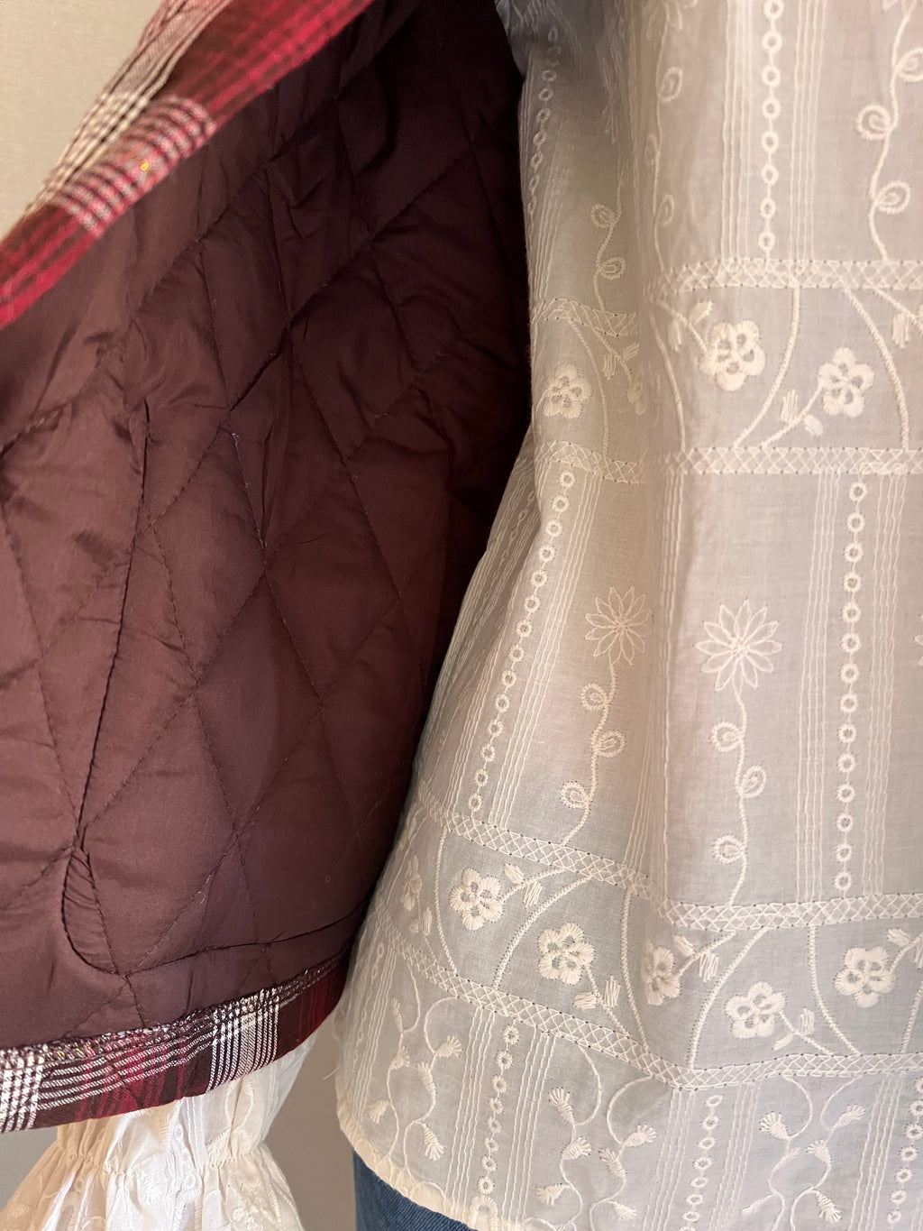 Gilet Victor, détail de l’intérieur bordeaux et des coutures en losanges | Coka Collection