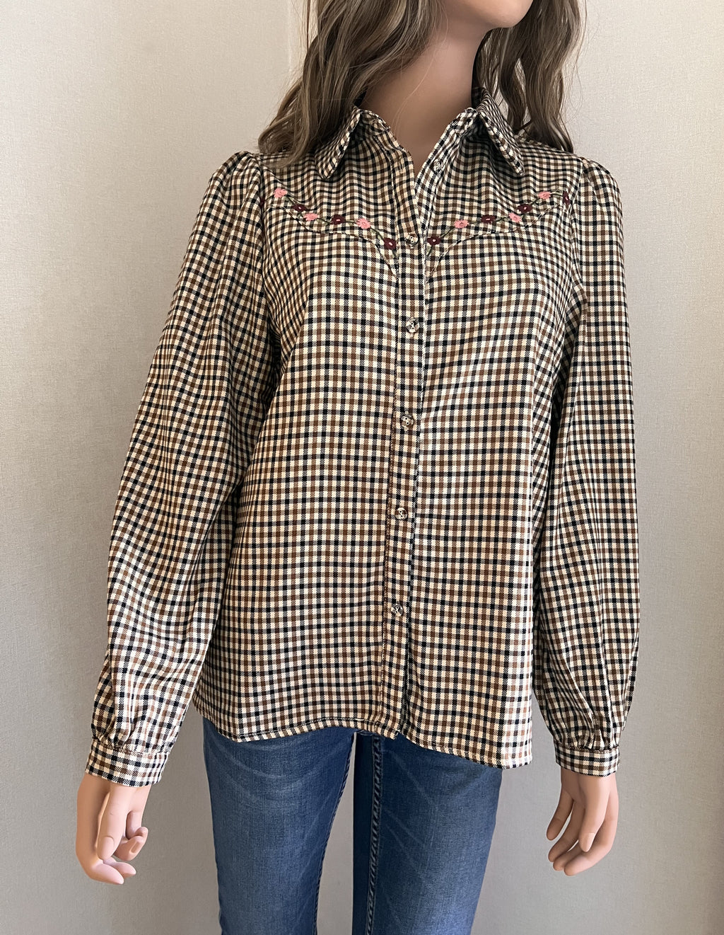 Chemise Mathilde carreaux brodés In April 1986 – vue de face, coupe droite portée sur un jean | Coka Collection