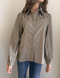 Chemise Mathilde carreaux brodés In April 1986 – vue de face, coupe droite portée sur un jean | Coka Collection