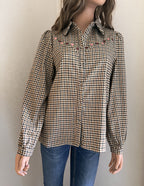 Chemise Mathilde carreaux brodés In April 1986 – vue de face, coupe droite portée sur un jean | Coka Collection
