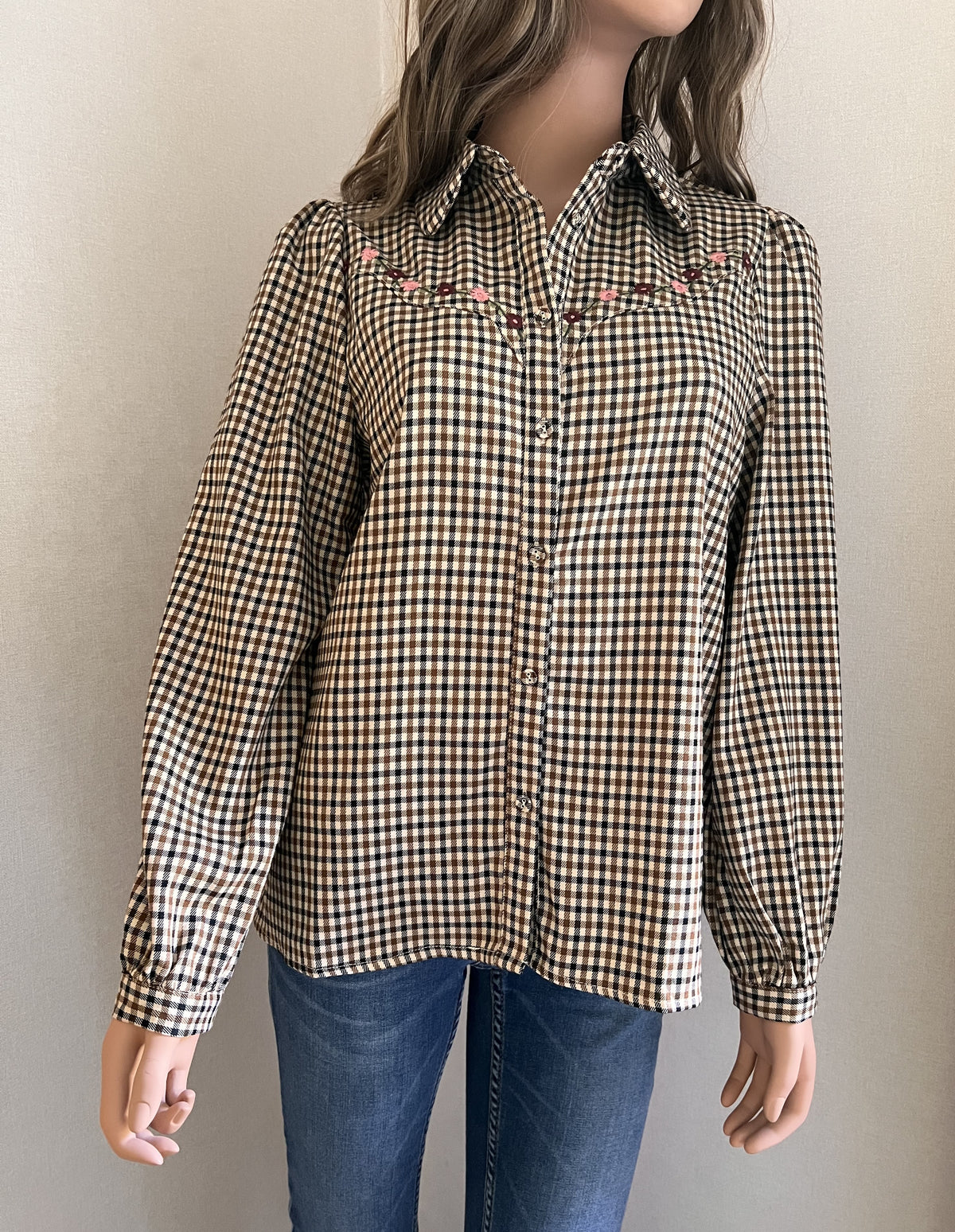 Chemise Mathilde carreaux brodés In April 1986 – vue de face, coupe droite portée sur un jean | Coka Collection