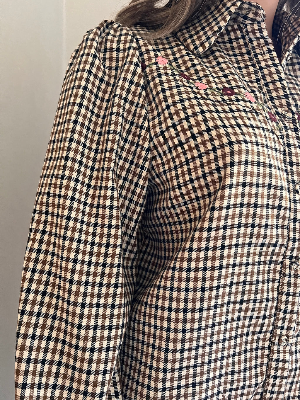 Chemise Mathilde carreaux brodés In April 1986 – détail des carreaux marron beige noir et de l’épaule froncée | Coka Collection