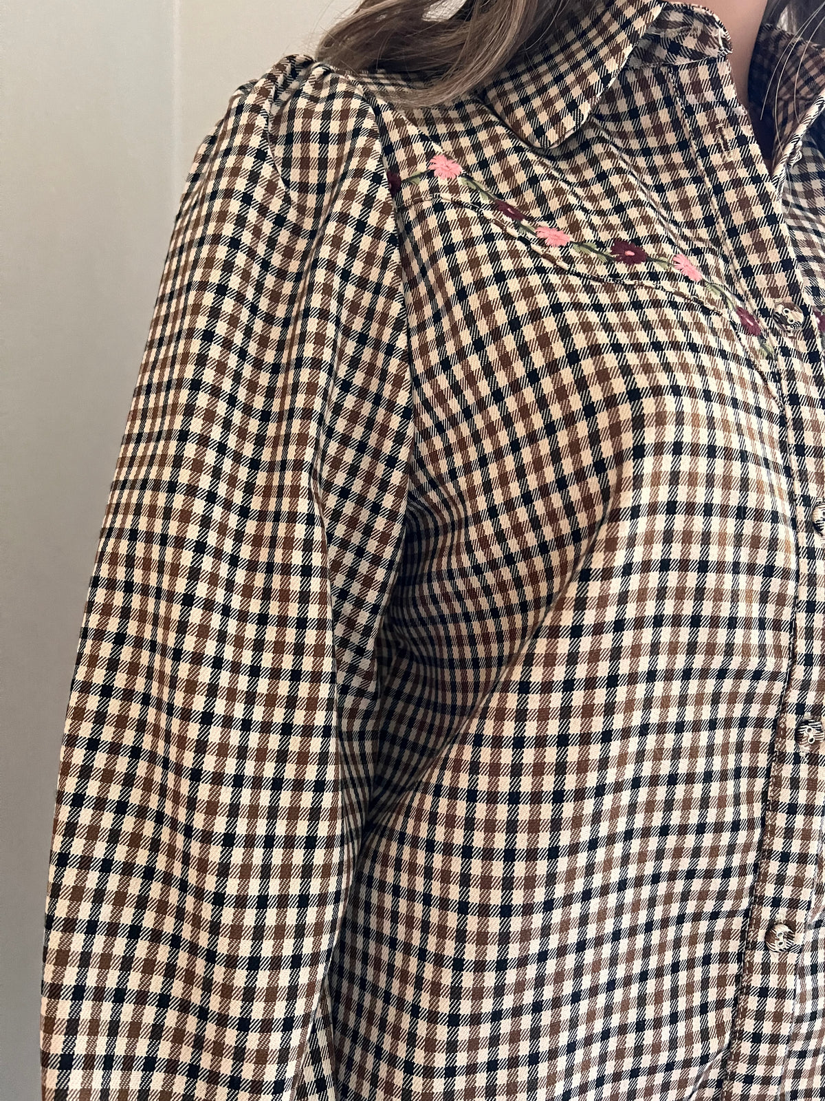 Chemise Mathilde carreaux brodés In April 1986 – détail des carreaux marron beige noir et de l’épaule froncée | Coka Collection