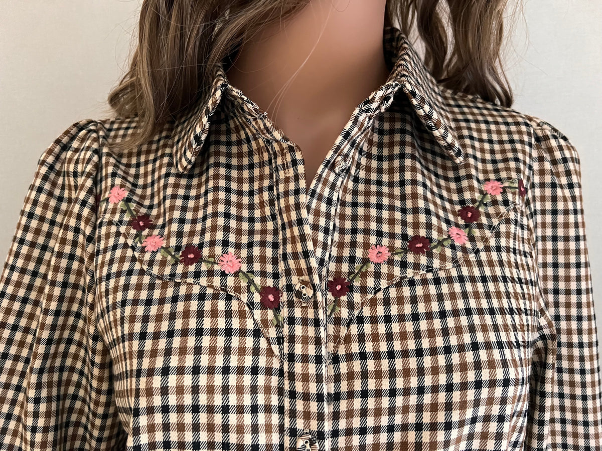  Chemise Mathilde carreaux brodés In April 1986 – gros plan sur le col et les fleurs brodées roses et bordeaux | Coka Collection
