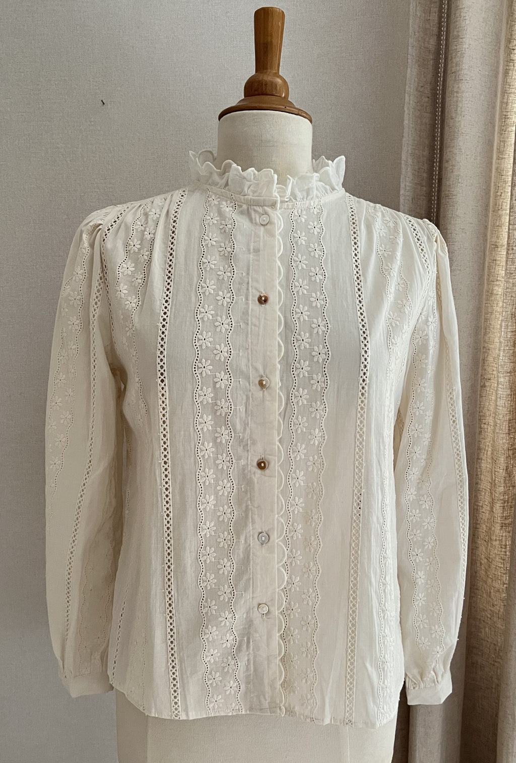 Blouse Holly dentelle écrue In April 1986 avec col volanté - vue de face