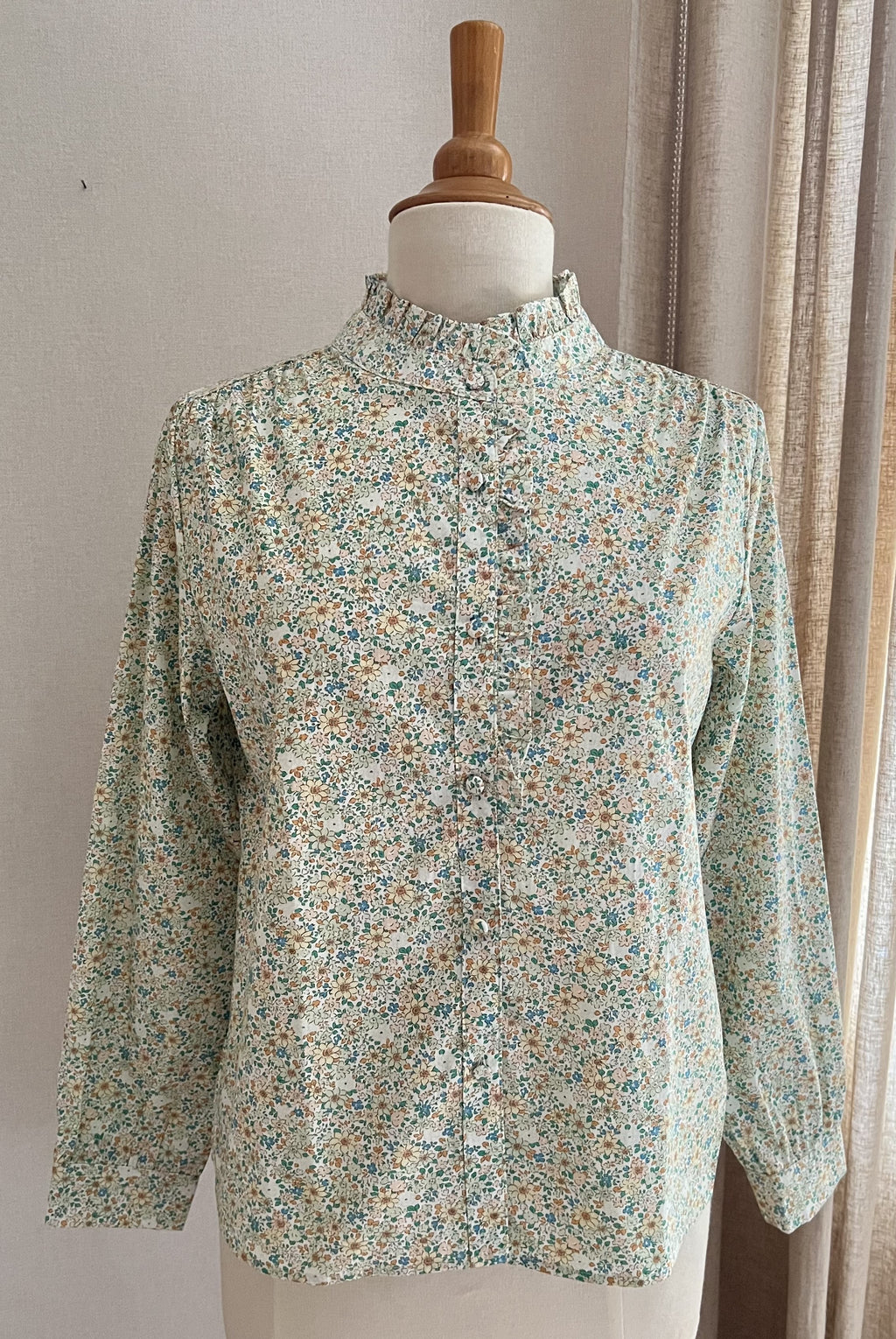 Blouse Céline fleurie vert d'eau Season avec col volanté - vue de face