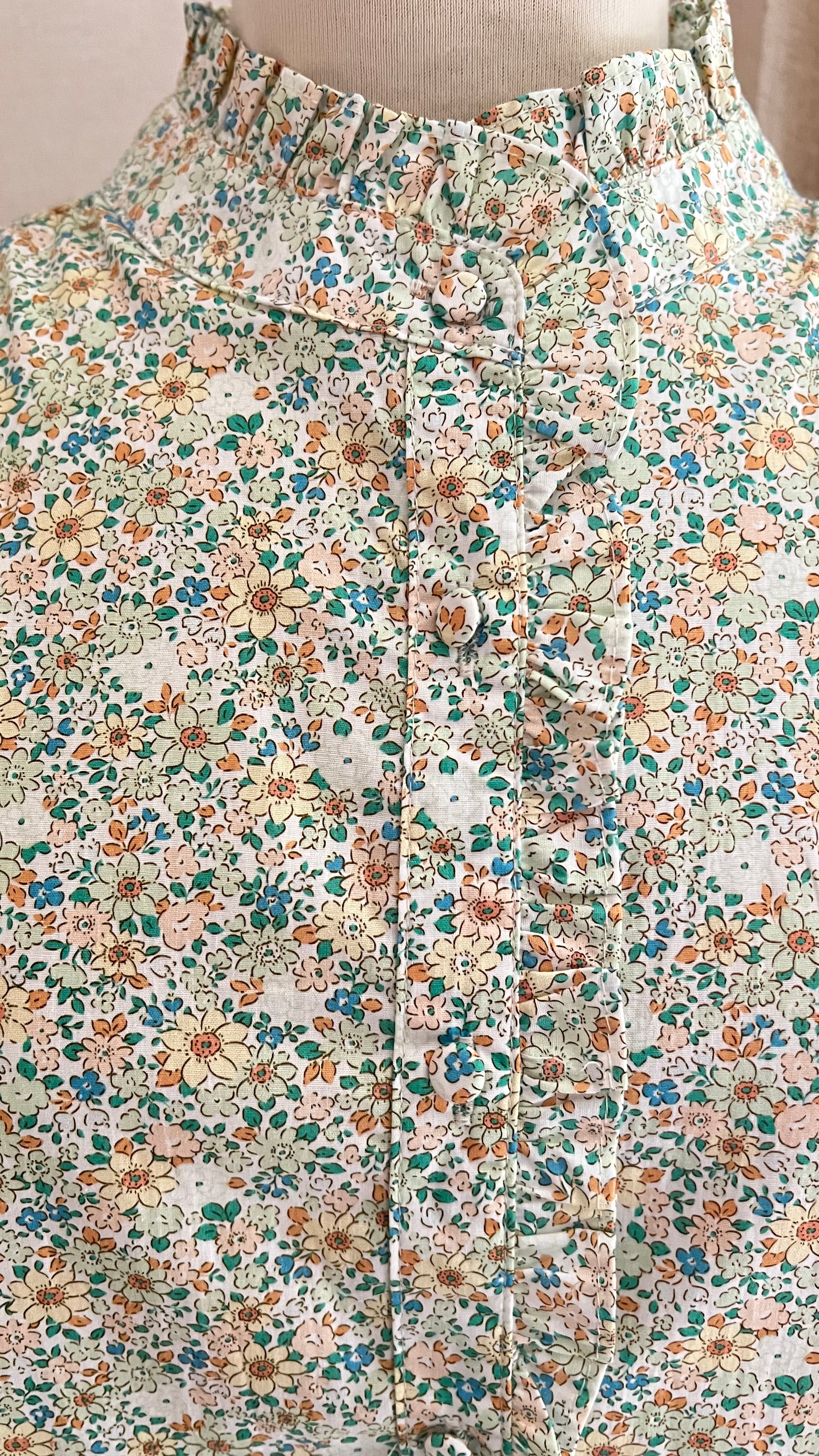 Blouse fleurie Season Céline - détail col volanté et boutons vert d'eau