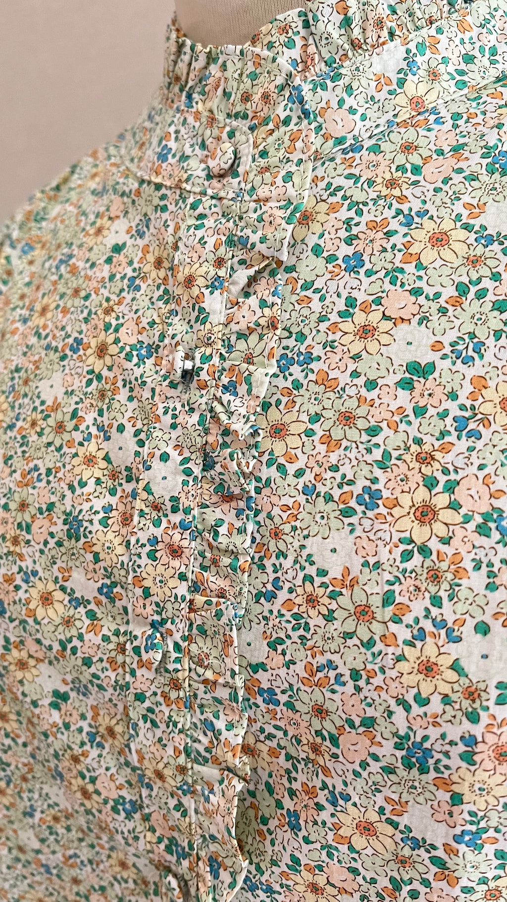 Blouse fleurie Season Céline - détail boutonnière